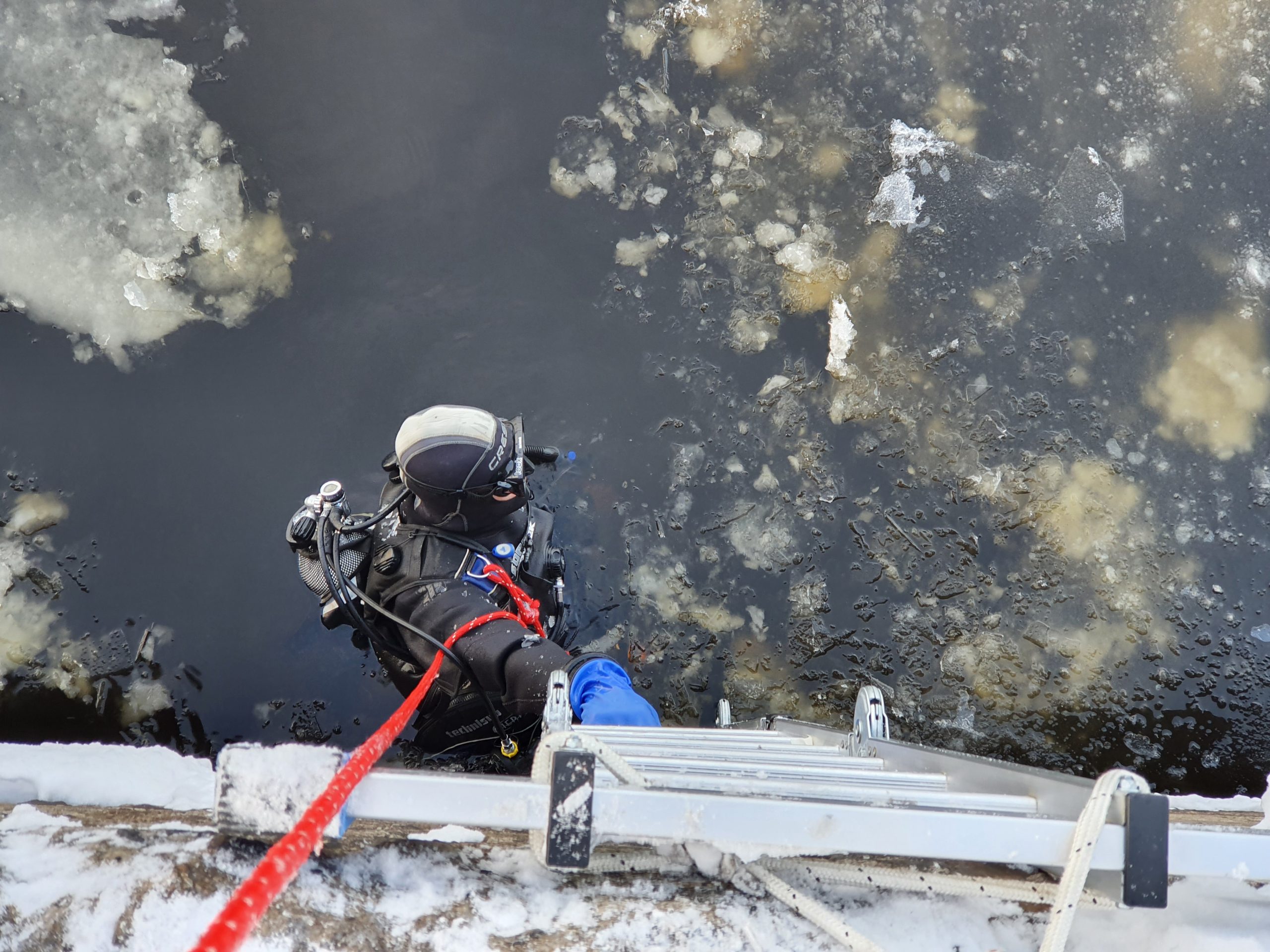 Ūdenslīdējs Dronelab SIA, niršana ziemā Rīgas Ostā, Daugavā