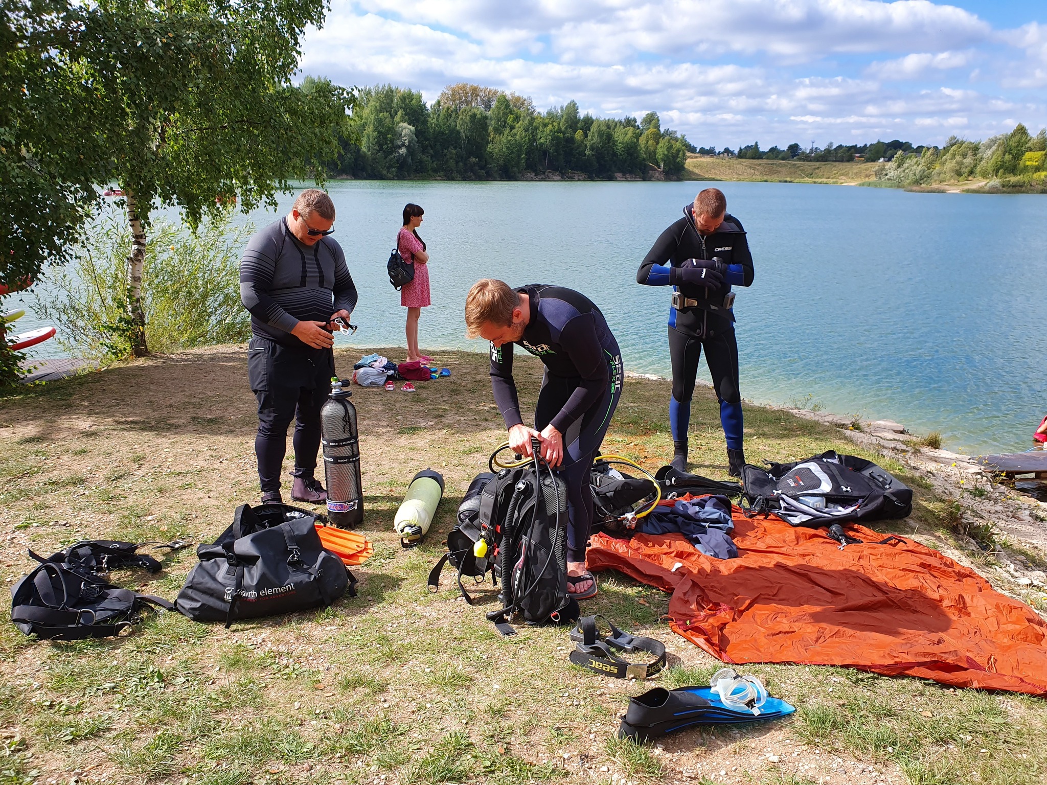 Divers are cleaning the reservoir from the waste that has accumulated there for decades